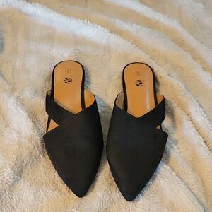 Sleek Black Pointed-Toe Mules